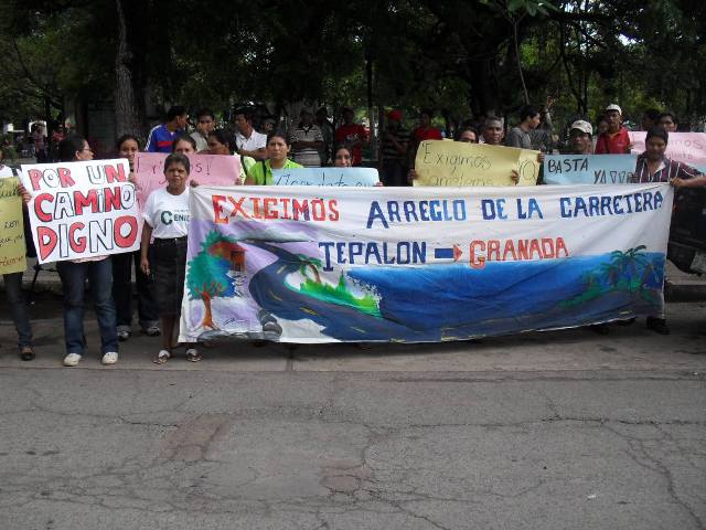 Protesta frente a la Alcaldia de Granada (foto Henry Selva)