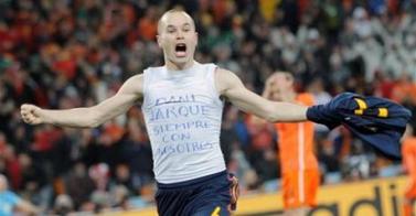 Iniesta celebrando el gol