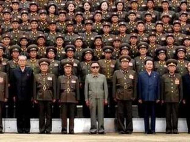 Kim Jong Il, rodeado de militares norcoreanos