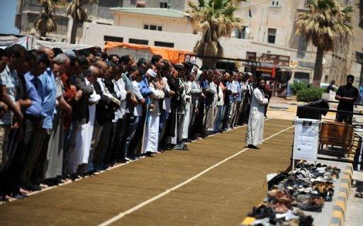Libia se preparaba para enterrar a once imanes muertos según el régimen de Muamar Gadafi en un bombardeo de la OTAN en Bengasi, el 14 de mayo de 2011.
